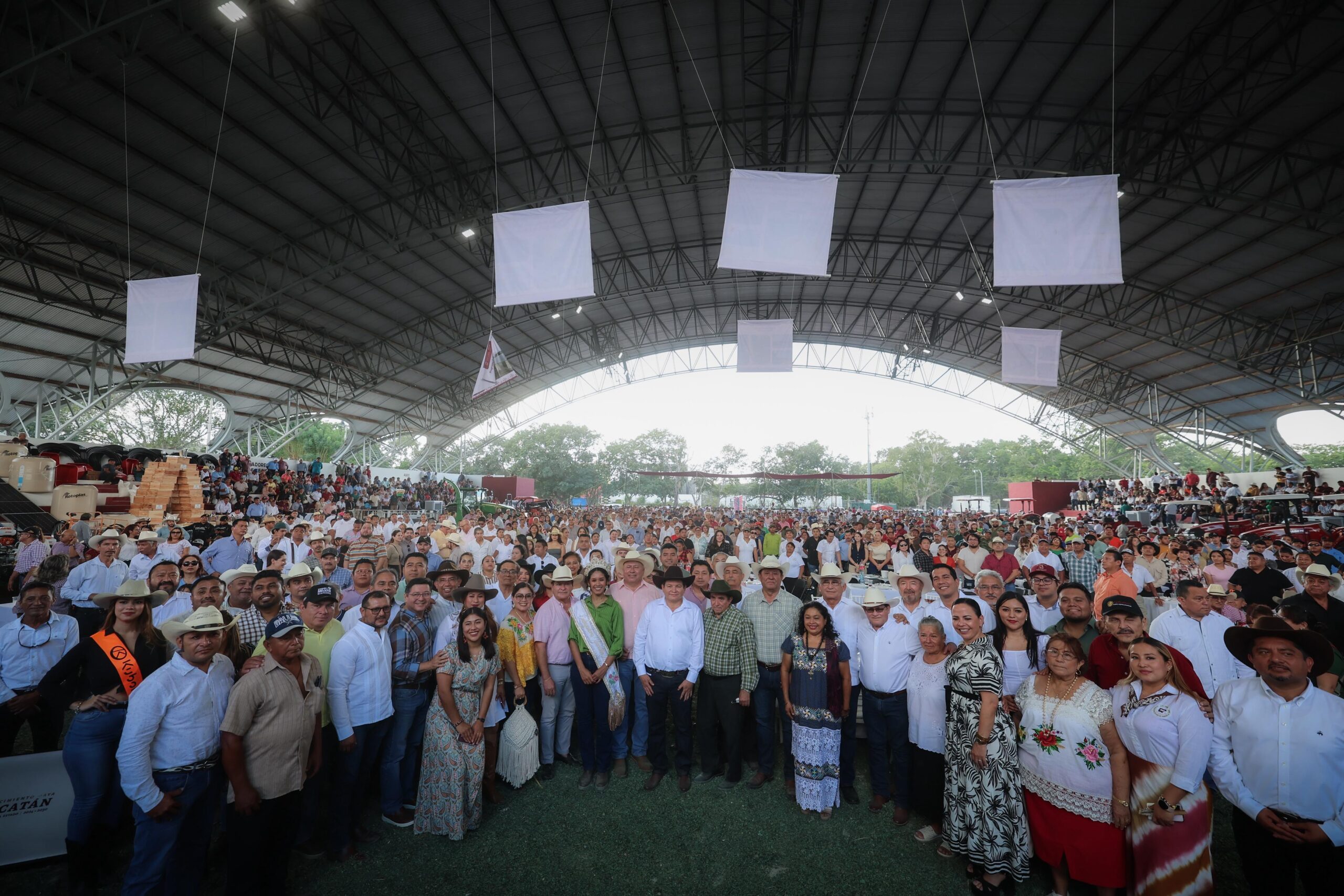 Díaz Mena firma el decreto de la nueva Ley Ganadera de Yucatán - Dos ...