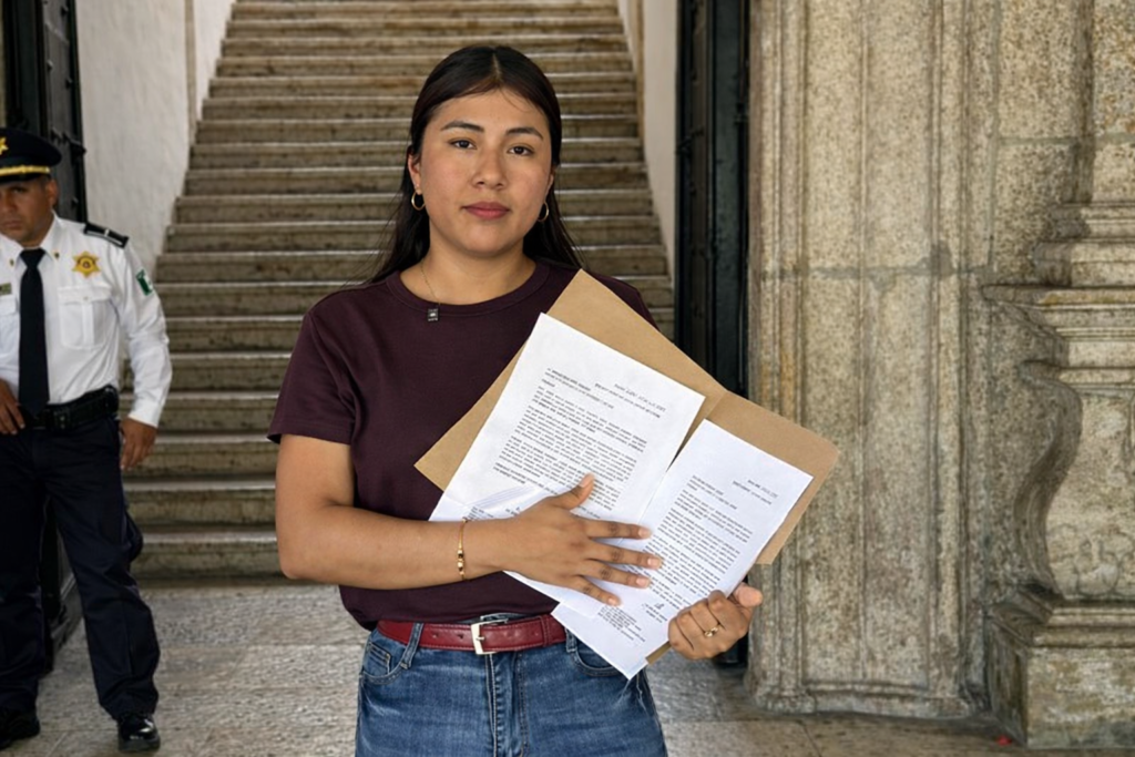 Clara Rosales entrega solicitudes de vecinos para construir pozos de absorción en el sur de Mérida