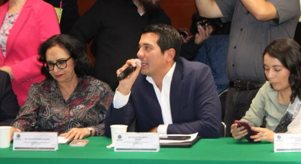 Brito defiende la política social de la 4T  