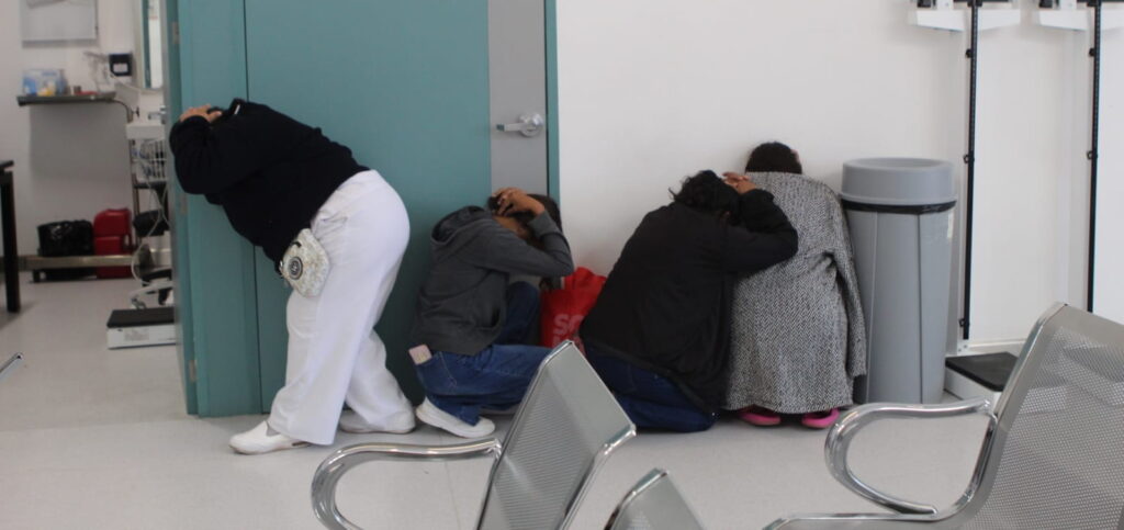 Entre paredes y escritorios, un hospital de Mérida ensaya cómo sobrevivir a un sismo 